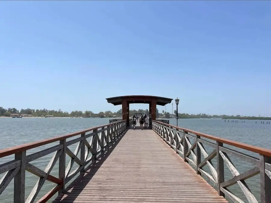 Ponton au bord de l’eau dans le Sine Saloum