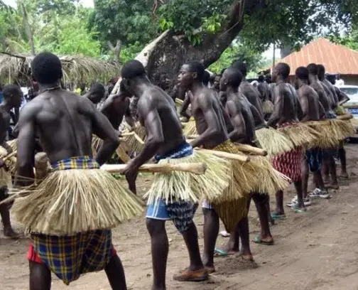 Danse traditionnelle dans un village diola