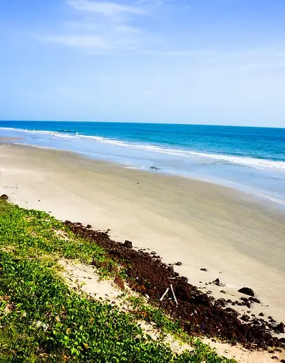 Longue plage sauvage de Casamance face à l'océan