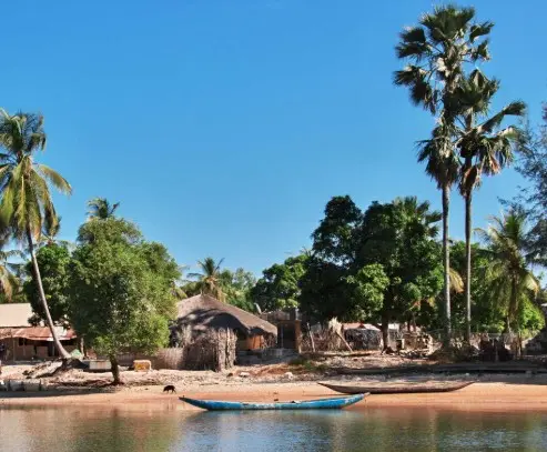 Village casamançais au bord de l'eau et pirogue