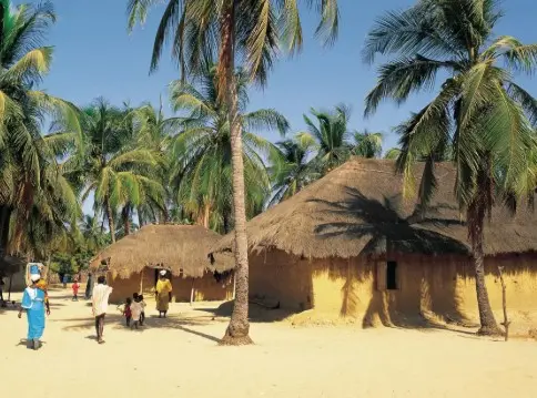 Cases traditionnelles dans un village diola