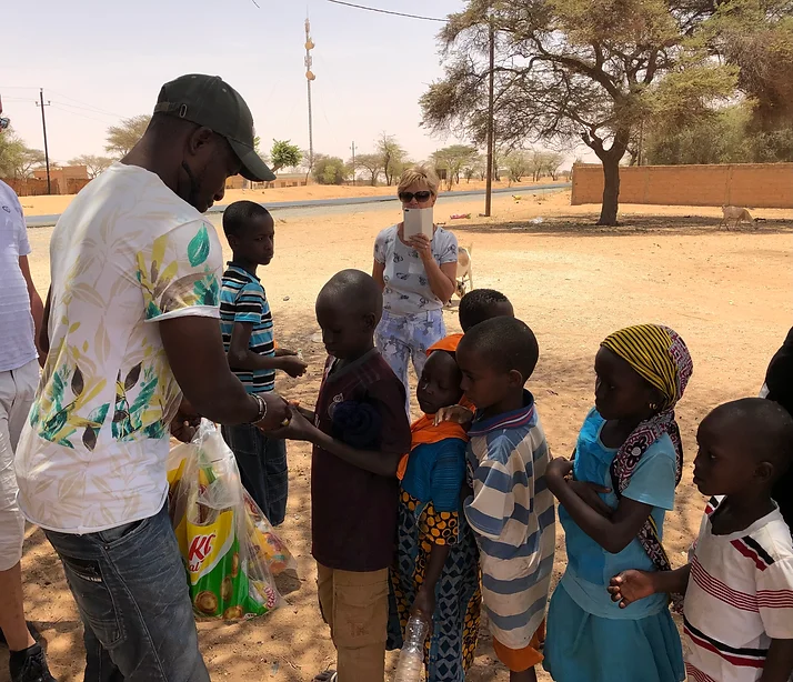 Babacar et les enfants du village