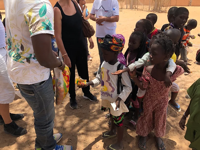 Quelques enfants du village lors d'une distribution de friandise